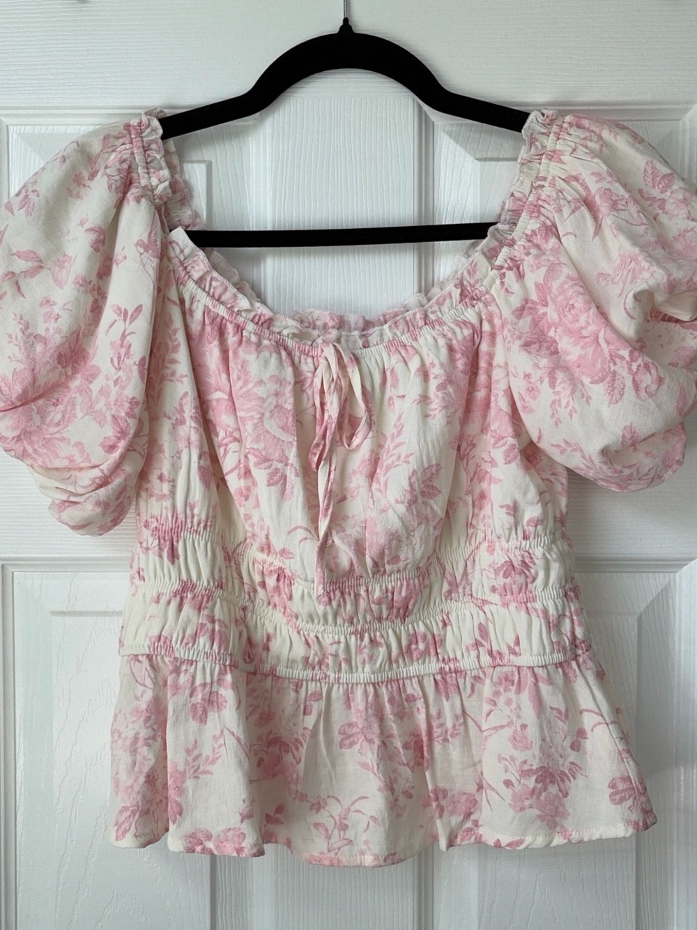 Francesca's Collections Pink Floral Puff Sleeve Peplum Blouse